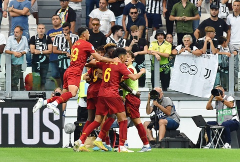 AS Roma cùng HLV Mourinho lên đỉnh Serie A - Ảnh 1. AS Roma cùng HLV Mourinho lên đỉnh Serie A - Ảnh 1.