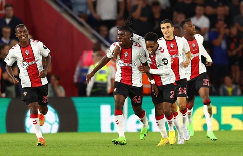 Chelsea thua ngược Southampton, rơi xuống giữa bảng xếp hạng - Ảnh 3. Chelsea thua ngược Southampton, rơi xuống giữa bảng xếp hạng - Ảnh 3.