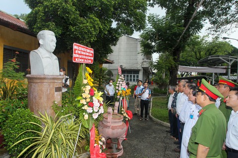 Trưởng Ban Tuyên giáo Trung ương dâng hương Chủ tịch Hồ Chí Minh, Tổng bí thư Trần Phú tại TP.HCM - Ảnh 2. Trưởng Ban Tuyên giáo Trung ương dâng hương Chủ tịch Hồ Chí Minh, Tổng bí thư Trần Phú tại TP.HCM - Ảnh 2.