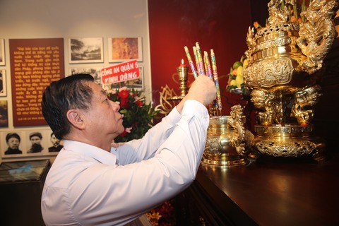 Trưởng Ban Tuyên giáo Trung ương dâng hương Chủ tịch Hồ Chí Minh, Tổng bí thư Trần Phú tại TP.HCM - Ảnh 1. Trưởng Ban Tuyên giáo Trung ương dâng hương Chủ tịch Hồ Chí Minh, Tổng bí thư Trần Phú tại TP.HCM - Ảnh 1.