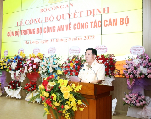 Đại tá Đinh Văn Nơi chính thức nhận quyết định làm giám đốc Công an Quảng Ninh - Ảnh 2. Đại tá Đinh Văn Nơi chính thức nhận quyết định làm giám đốc Công an Quảng Ninh - Ảnh 2.