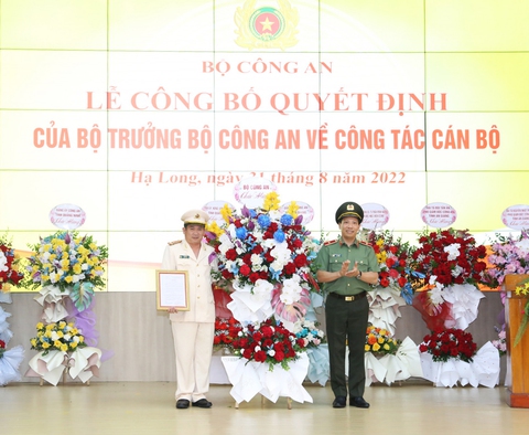 Đại tá Đinh Văn Nơi chính thức nhận quyết định làm giám đốc Công an Quảng Ninh - Ảnh 1. Đại tá Đinh Văn Nơi chính thức nhận quyết định làm giám đốc Công an Quảng Ninh - Ảnh 1.