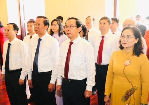 Lãnh đạo TP.HCM dâng hương tưởng niệm Chủ tịch Hồ Chí Minh, Chủ tịch Tôn Đức Thắng - Ảnh 1. Lãnh đạo TP.HCM dâng hương tưởng niệm Chủ tịch Hồ Chí Minh, Chủ tịch Tôn Đức Thắng - Ảnh 1.