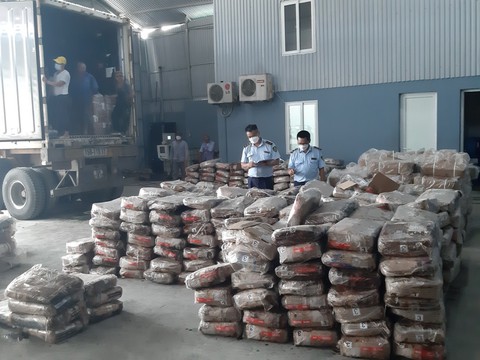 Bắt giữ 3 xe container chở hơn 86 tấn thịt bò, ngựa,... từ Cao Bằng về xuôi tiêu thụ - Ảnh 1. Bắt giữ 3 xe container chở hơn 86 tấn thịt bò, ngựa,... từ Cao Bằng về xuôi tiêu thụ - Ảnh 1.