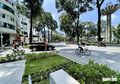 Hoàn thành cải tạo vỉa hè quanh hồ Con Rùa mừng 2-9 - Ảnh 5. Hoàn thành cải tạo vỉa hè quanh hồ Con Rùa mừng 2-9 - Ảnh 5.