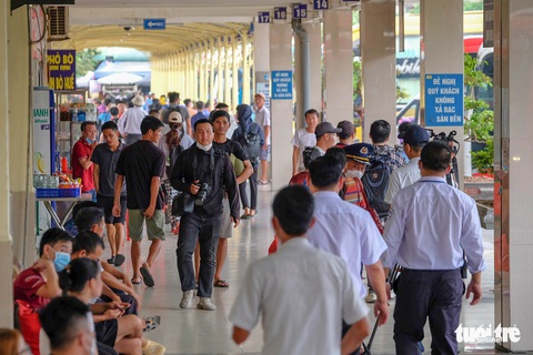 Nhiều tuyến đường Hà Nội ùn ứ kéo dài do người dân rủ nhau về quê - Ảnh 4. Nhiều tuyến đường Hà Nội ùn ứ kéo dài do người dân rủ nhau về quê - Ảnh 4.