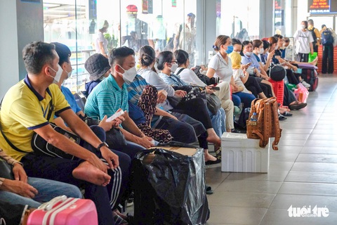 Nhiều tuyến đường Hà Nội ùn ứ kéo dài do người dân rủ nhau về quê - Ảnh 5. Nhiều tuyến đường Hà Nội ùn ứ kéo dài do người dân rủ nhau về quê - Ảnh 5.