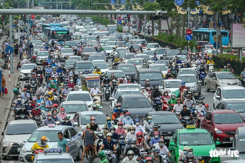 Nhiều tuyến đường Hà Nội ùn ứ kéo dài do người dân rủ nhau về quê - Ảnh 2. Nhiều tuyến đường Hà Nội ùn ứ kéo dài do người dân rủ nhau về quê - Ảnh 2.