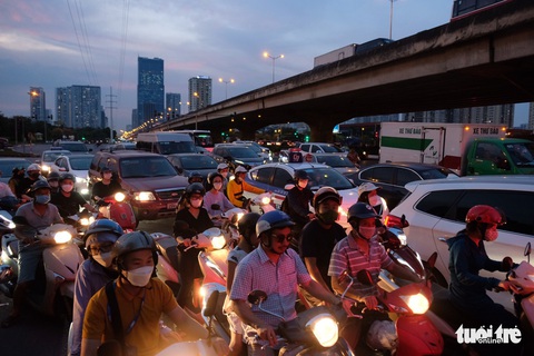 Nhiều tuyến đường Hà Nội ùn ứ kéo dài do người dân rủ nhau về quê - Ảnh 9. Nhiều tuyến đường Hà Nội ùn ứ kéo dài do người dân rủ nhau về quê - Ảnh 9.