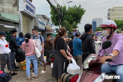 Kẹt cứng ngắc trên đường ra bến xe Miền Đông, xe dù, bến cóc náo loạn - Ảnh 9. Kẹt cứng ngắc trên đường ra bến xe Miền Đông, xe dù, bến cóc náo loạn - Ảnh 9.