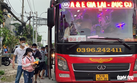 Kẹt cứng ngắc trên đường ra bến xe Miền Đông, xe dù, bến cóc náo loạn - Ảnh 8. Kẹt cứng ngắc trên đường ra bến xe Miền Đông, xe dù, bến cóc náo loạn - Ảnh 8.