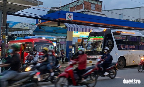 Kẹt cứng ngắc trên đường ra bến xe Miền Đông, xe dù, bến cóc náo loạn - Ảnh 7. Kẹt cứng ngắc trên đường ra bến xe Miền Đông, xe dù, bến cóc náo loạn - Ảnh 7.