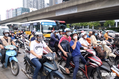 Nhiều tuyến đường Hà Nội ùn ứ kéo dài do người dân rủ nhau về quê - Ảnh 8. Nhiều tuyến đường Hà Nội ùn ứ kéo dài do người dân rủ nhau về quê - Ảnh 8.