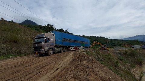 Đường đến cửa khẩu quốc tế như đường làng - Ảnh 1. Đường đến cửa khẩu quốc tế như đường làng - Ảnh 1.