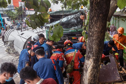 Xe tải lao vào trạm xe buýt tại Indonesia khiến 10 người chết - Ảnh 1. Xe tải lao vào trạm xe buýt tại Indonesia khiến 10 người chết - Ảnh 1.