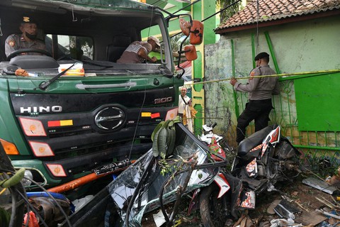 Xe tải lao vào trạm xe buýt tại Indonesia khiến 10 người chết - Ảnh 3. Xe tải lao vào trạm xe buýt tại Indonesia khiến 10 người chết - Ảnh 3.