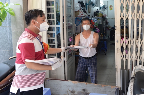 Khoảnh khắc đọc báo lịch sử - Ảnh 2. Khoảnh khắc đọc báo lịch sử - Ảnh 2.