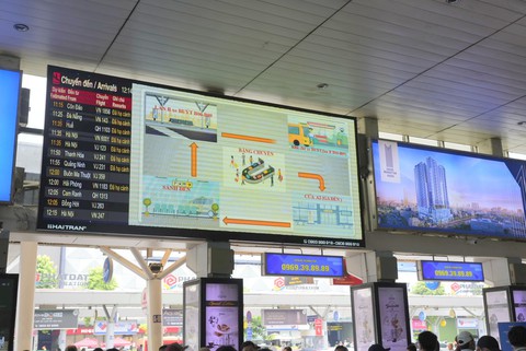 Sân bay Tân Sơn Nhất trước ngày lễ có gì lạ mắt? - Ảnh 3. Sân bay Tân Sơn Nhất trước ngày lễ có gì lạ mắt? - Ảnh 3.