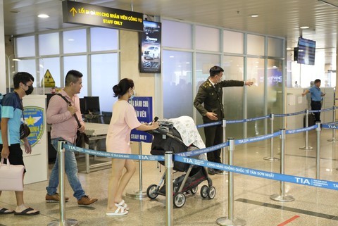 Sân bay Tân Sơn Nhất trước ngày lễ có gì lạ mắt? - Ảnh 5. Sân bay Tân Sơn Nhất trước ngày lễ có gì lạ mắt? - Ảnh 5.
