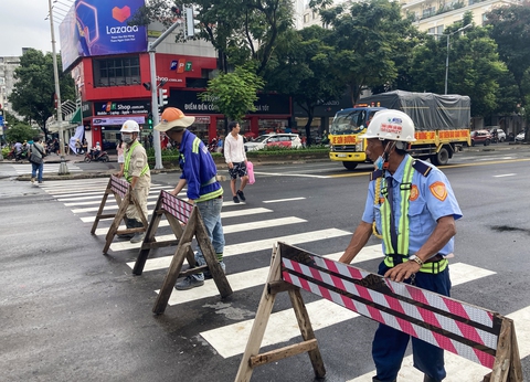 Gỡ rào hoàn toàn, thông xe đường Lê Lợi đến chợ Bến Thành - Ảnh 1. Gỡ rào hoàn toàn, thông xe đường Lê Lợi đến chợ Bến Thành - Ảnh 1.