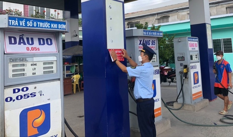 Hàng loạt tỉnh thành gấp rút giám sát, xử lý các cửa hàng ngưng bán xăng dầu vi phạm - Ảnh 1. Hàng loạt tỉnh thành gấp rút giám sát, xử lý các cửa hàng ngưng bán xăng dầu vi phạm - Ảnh 1.