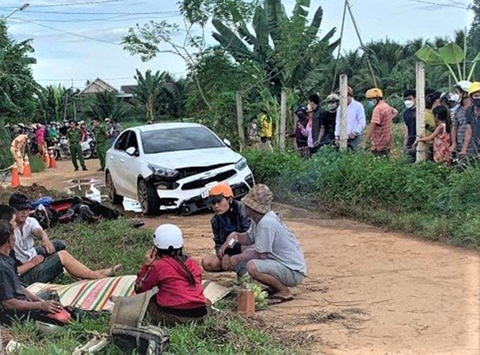 Bắt người lái xe hơi đuổi theo tông thẳng xe máy làm 2 người chết - Ảnh 2. Bắt người lái xe hơi đuổi theo tông thẳng xe máy làm 2 người chết - Ảnh 2.