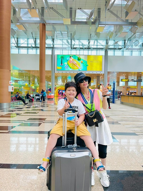 Nhật Kim Anh ‘quậy’ tưng bừng khi du lịch cùng chồng cũ và con trai - Ảnh 2. Nhật Kim Anh ‘quậy’ tưng bừng khi du lịch cùng chồng cũ và con trai - Ảnh 2.