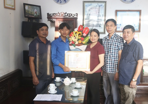 Biểu dương nam thiếu niên dũng cảm cứu người đuối nước - Ảnh 2. Biểu dương nam thiếu niên dũng cảm cứu người đuối nước - Ảnh 2.