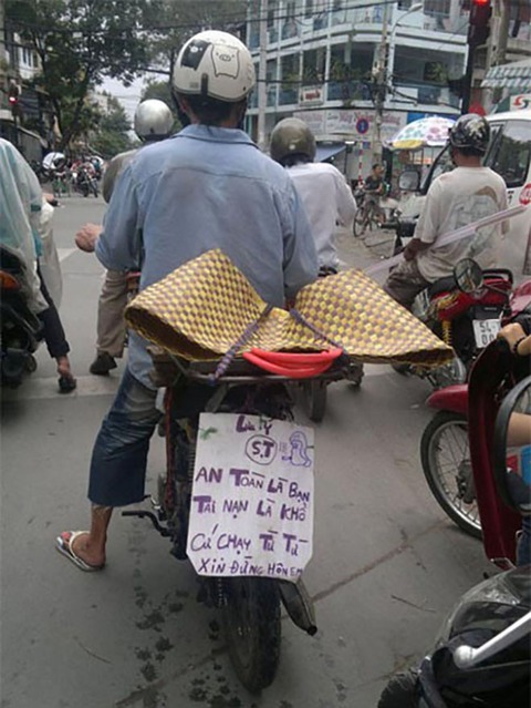 Cười đau bụng với những biển thông báo trên xe - Ảnh 8. Cười đau bụng với những biển thông báo trên xe - Ảnh 8.