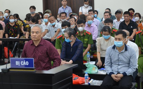 Lừa hơn 1.000 người, cựu chủ tịch Trung tâm Hỗ trợ người nghèo bị đề nghị tù chung thân - Ảnh 1. Lừa hơn 1.000 người, cựu chủ tịch Trung tâm Hỗ trợ người nghèo bị đề nghị tù chung thân - Ảnh 1.