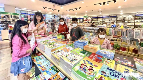 Sách giáo khoa đầu năm học: Đến hẹn lại... lo - Ảnh 1. Sách giáo khoa đầu năm học: Đến hẹn lại... lo - Ảnh 1.
