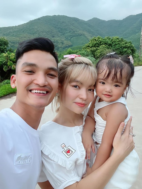 Các nhóc tì nhà sao Việt ‘căng như dây đàn’ khi chụp ảnh thẻ - Ảnh 1. Các nhóc tì nhà sao Việt ‘căng như dây đàn’ khi chụp ảnh thẻ - Ảnh 1.