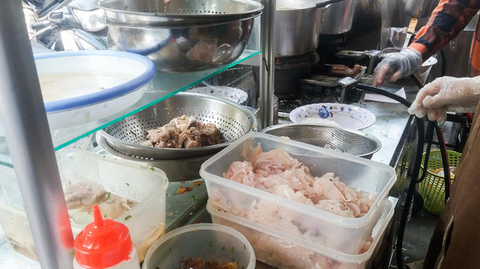 Bánh canh cá lóc Sài Gòn, hương đồng gió nội nóng, ngon nghẹn ngào - Ảnh 2. Bánh canh cá lóc Sài Gòn, hương đồng gió nội nóng, ngon nghẹn ngào - Ảnh 2.