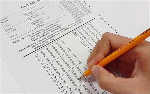 Vụ thí sinh 0 điểm do ngủ quên trong phòng thi: Giám thị vô cảm khi không gọi thí sinh dậy - Ảnh 1. Vụ thí sinh 0 điểm do ngủ quên trong phòng thi: Giám thị vô cảm khi không gọi thí sinh dậy - Ảnh 1.