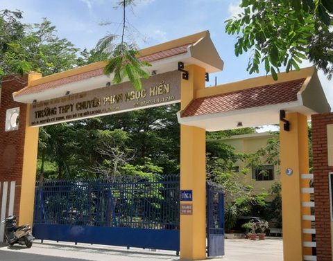 Vụ thí sinh 0 điểm do ngủ quên trong phòng thi: Giám thị vô cảm khi không gọi thí sinh dậy - Ảnh 3. Vụ thí sinh 0 điểm do ngủ quên trong phòng thi: Giám thị vô cảm khi không gọi thí sinh dậy - Ảnh 3.
