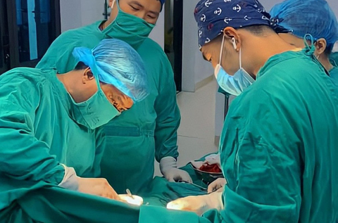 Chưa lấy hết được mảnh vụn trong người hai trẻ trong vụ nổ bom bi tại Sơn La - Ảnh 1. Chưa lấy hết được mảnh vụn trong người hai trẻ trong vụ nổ bom bi tại Sơn La - Ảnh 1.