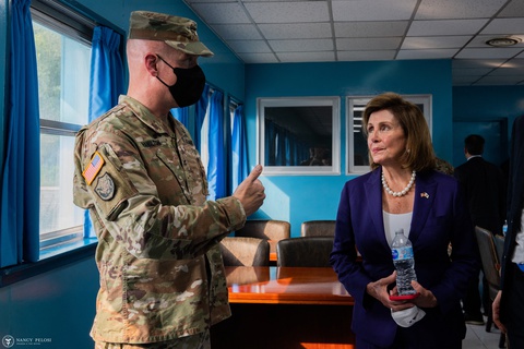 Bà Pelosi đến khu phi quân sự liên Triều Bàn Môn Điếm - Ảnh 1. Bà Pelosi đến khu phi quân sự liên Triều Bàn Môn Điếm - Ảnh 1.