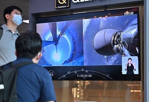 Hàn Quốc phóng tàu thăm dò Mặt trăng đầu tiên, phát bài hát Dynamite của BTS - Ảnh 1. Hàn Quốc phóng tàu thăm dò Mặt trăng đầu tiên, phát bài hát Dynamite của BTS - Ảnh 1.