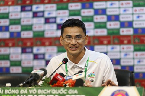 HLV Kiatisak nêu lý do không để Công Phượng đá chính - Ảnh 1. HLV Kiatisak nêu lý do không để Công Phượng đá chính - Ảnh 1.