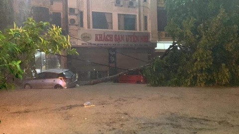 Lào Cai ngập sâu sau cơn mưa lớn - Ảnh 2. Lào Cai ngập sâu sau cơn mưa lớn - Ảnh 2.
