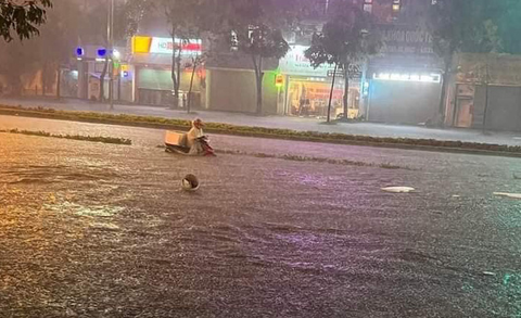 Lào Cai ngập sâu sau cơn mưa lớn - Ảnh 3. Lào Cai ngập sâu sau cơn mưa lớn - Ảnh 3.