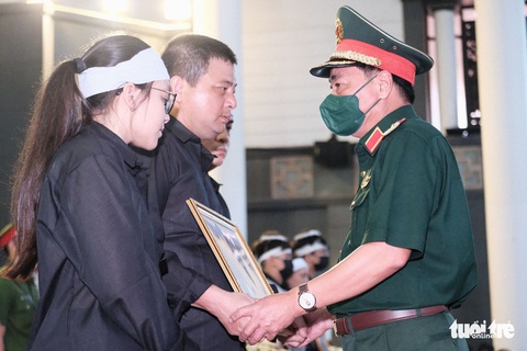 Đồng đội, nhân dân rơi nước mắt nghiêng mình trước vong linh 3 liệt sĩ - Ảnh 10. Đồng đội, nhân dân rơi nước mắt nghiêng mình trước vong linh 3 liệt sĩ - Ảnh 10.