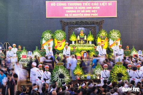 Đồng đội, nhân dân rơi nước mắt nghiêng mình trước vong linh 3 liệt sĩ - Ảnh 2. Đồng đội, nhân dân rơi nước mắt nghiêng mình trước vong linh 3 liệt sĩ - Ảnh 2.