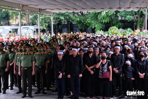 Đồng đội, nhân dân rơi nước mắt nghiêng mình trước vong linh 3 liệt sĩ - Ảnh 13. Đồng đội, nhân dân rơi nước mắt nghiêng mình trước vong linh 3 liệt sĩ - Ảnh 13.