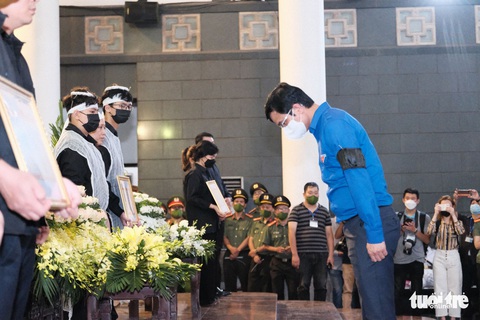 Đồng đội, nhân dân rơi nước mắt nghiêng mình trước vong linh 3 liệt sĩ - Ảnh 11. Đồng đội, nhân dân rơi nước mắt nghiêng mình trước vong linh 3 liệt sĩ - Ảnh 11.