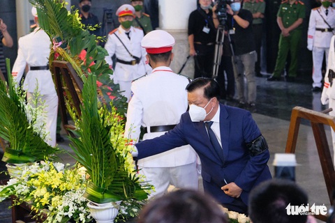Đồng đội, nhân dân rơi nước mắt nghiêng mình trước vong linh 3 liệt sĩ - Ảnh 9. Đồng đội, nhân dân rơi nước mắt nghiêng mình trước vong linh 3 liệt sĩ - Ảnh 9.
