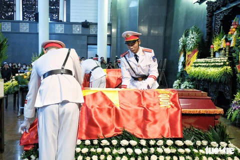 Đồng đội, nhân dân rơi nước mắt nghiêng mình trước vong linh 3 liệt sĩ - Ảnh 14. Đồng đội, nhân dân rơi nước mắt nghiêng mình trước vong linh 3 liệt sĩ - Ảnh 14.