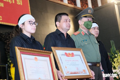 Đồng đội, nhân dân rơi nước mắt nghiêng mình trước vong linh 3 liệt sĩ - Ảnh 12. Đồng đội, nhân dân rơi nước mắt nghiêng mình trước vong linh 3 liệt sĩ - Ảnh 12.
