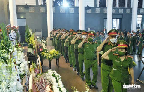 Đồng đội, nhân dân rơi nước mắt nghiêng mình trước vong linh 3 liệt sĩ - Ảnh 4. Đồng đội, nhân dân rơi nước mắt nghiêng mình trước vong linh 3 liệt sĩ - Ảnh 4.