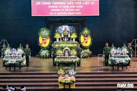 Đồng đội, nhân dân rơi nước mắt nghiêng mình trước vong linh 3 liệt sĩ - Ảnh 19. Đồng đội, nhân dân rơi nước mắt nghiêng mình trước vong linh 3 liệt sĩ - Ảnh 19.